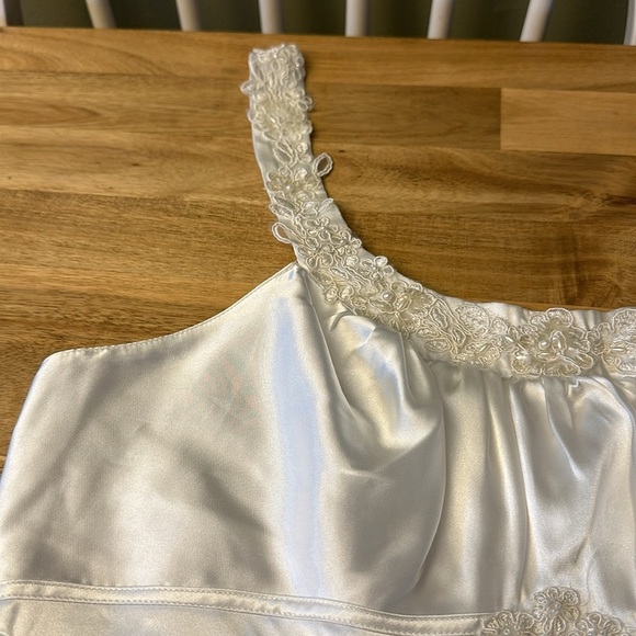 LINEA DONATELLA ⭐️ satin gown and robe set - Picture 3 of 10